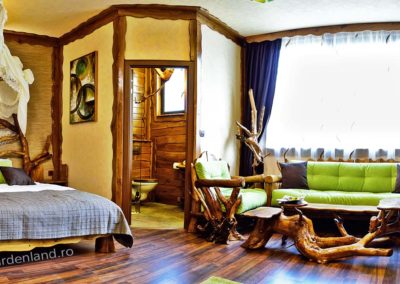 amenajare cu mobilier rustic din lemn natural a unei camere de hotel